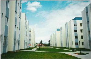 Buscando sanar o problema da falta de moradia em São Paulo, ações governamentais como a construção de conjuntos habitacionais (Cohab) vem crescendo no estado. a-construcao-de-cohab-vem-sendo-uma-saida-barata-para-a-aquisicao-do-primeiro-imovel