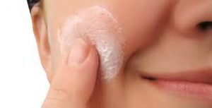 Jovem usando Cicatricure.