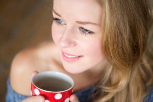 Em detalhes, uma paciente consumindo o Chá de Canfora